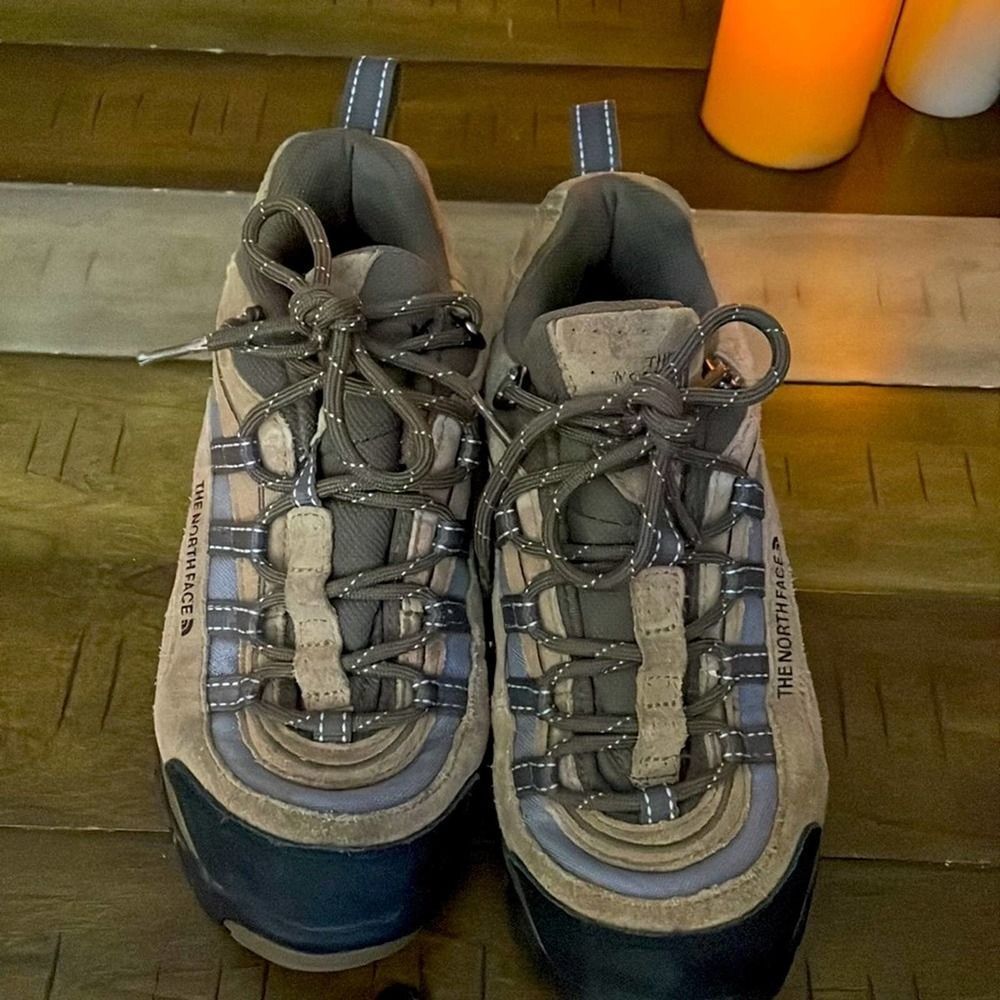 The Northface Sz 7.5 Tan lace up sneakers - Picture 3 of 7